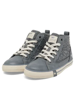 Sneaker Style Winona