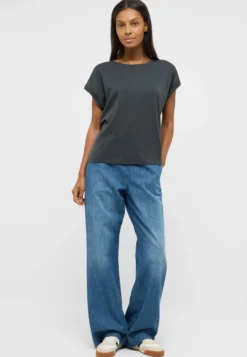 T-Shirt Style Lesley
