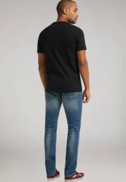 T-Shirt StyleV-Neck